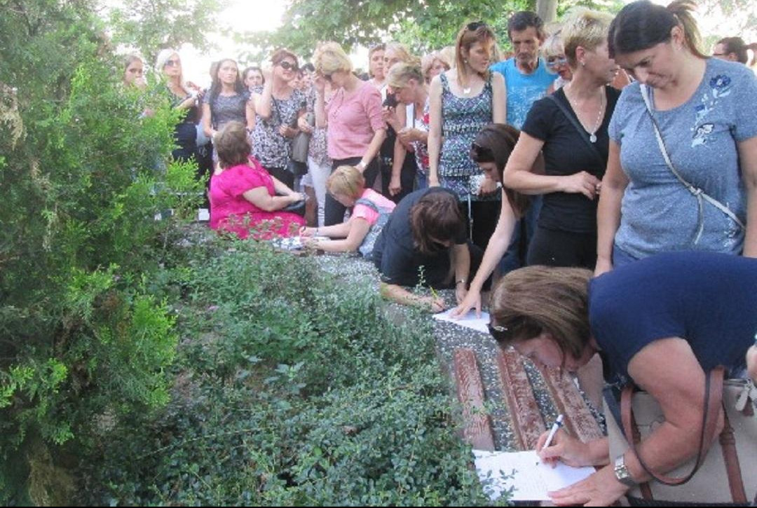 (FOTO) PROTESTI U KRUŠEVCU! Žene traže oslobađanje uhapšenog ginekologa!